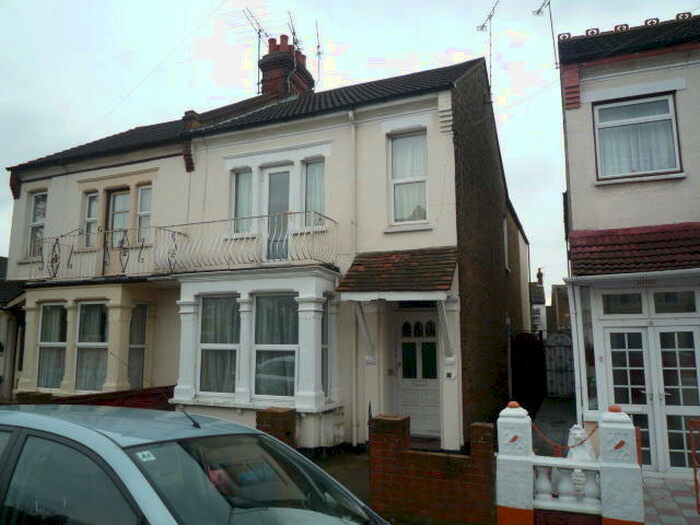 2 Bedroom Flat To Rent In Westcliff On Sea, Essex, SS0
