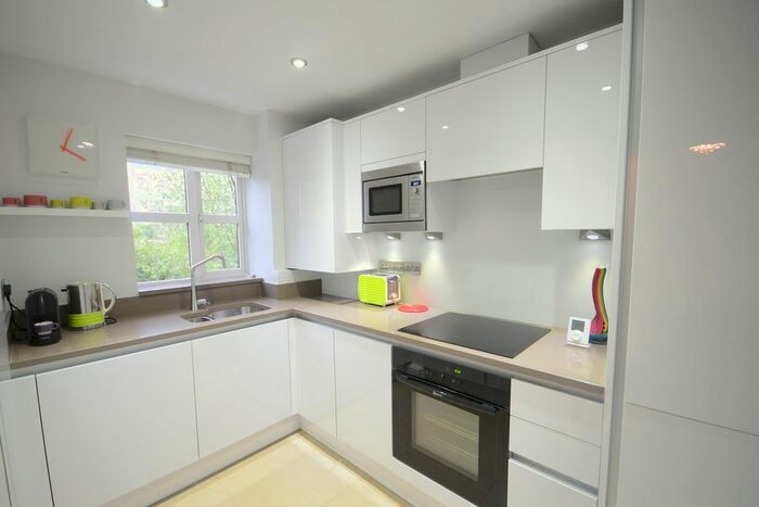 2 Bedroom Flat To Rent In Elliots Way, Caversham, Reading, RG4