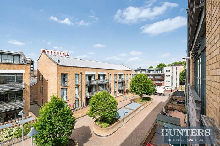 2 Bedroom Flat For Sale In Town Meadow, Brentford, TW8