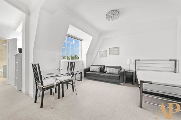 Flat To Rent In Abbey Road, London, NW8