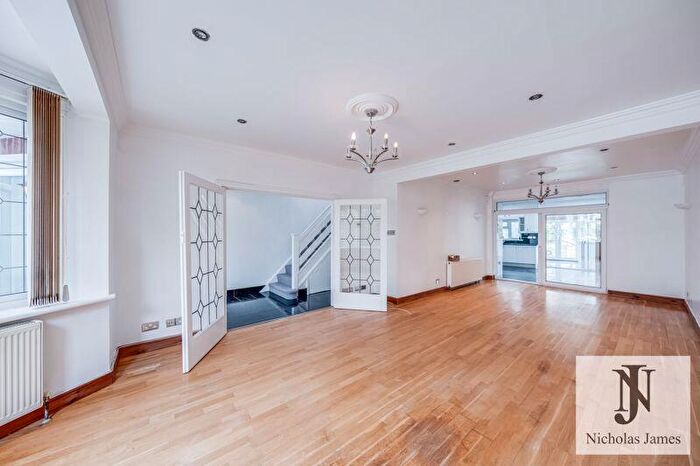 5 Bedroom Semi-Detached House To Rent In Raith Avenue, Southgate London, N14