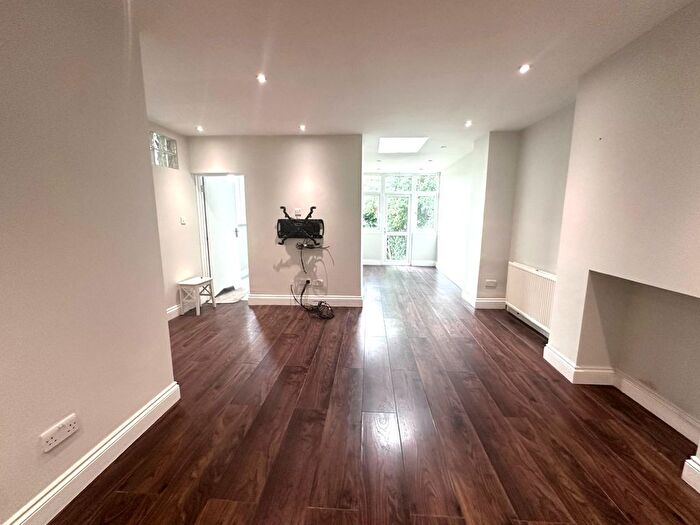 2 Bedroom Flat To Rent In St. Marys Road, London, NW11