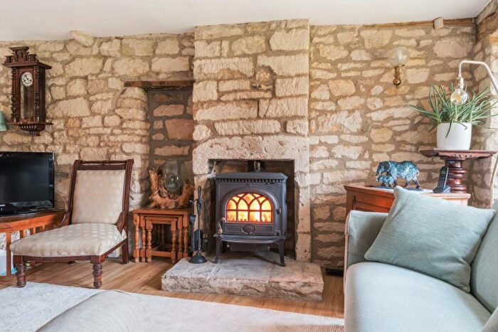 2 Bedroom Cottage For Sale In London Road, Stroud, GL5