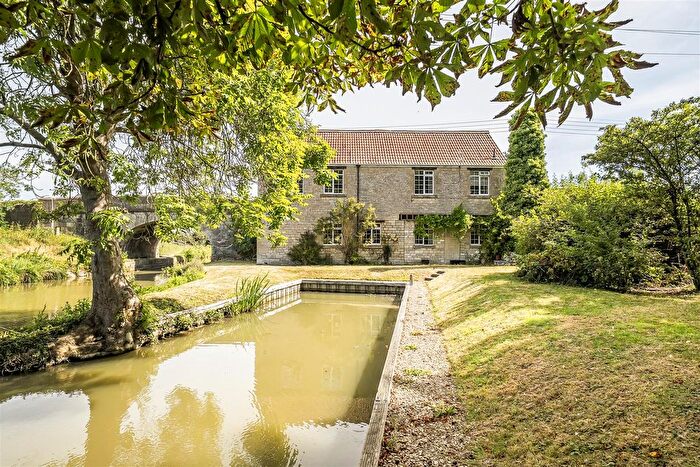 4 Bedroom Detached House For Sale In Marsh Road, Trowbridge, BA14