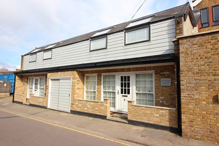 2 Bedroom Maisonette To Rent In William Court, Vale Road, Bushey, WD23