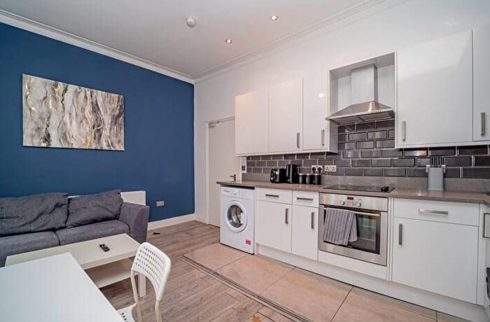5 Bedroom Flat To Rent In Western Road, Hove, BN3