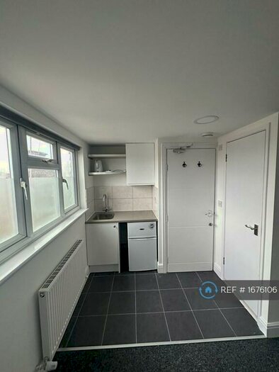 Studio To Rent In North Circular Road, London, N13