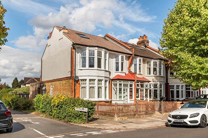 3 Bedroom Maisonette For Sale In Oakfield Road, Southgate, London, N14