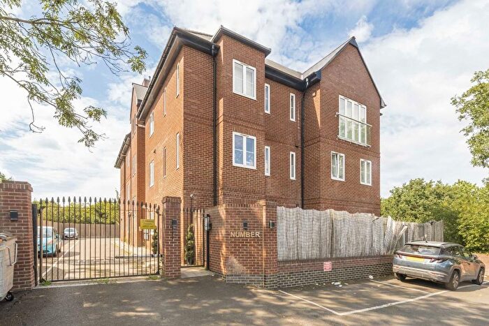2 Bedroom Flat For Sale In Great North Way, London, NW4
