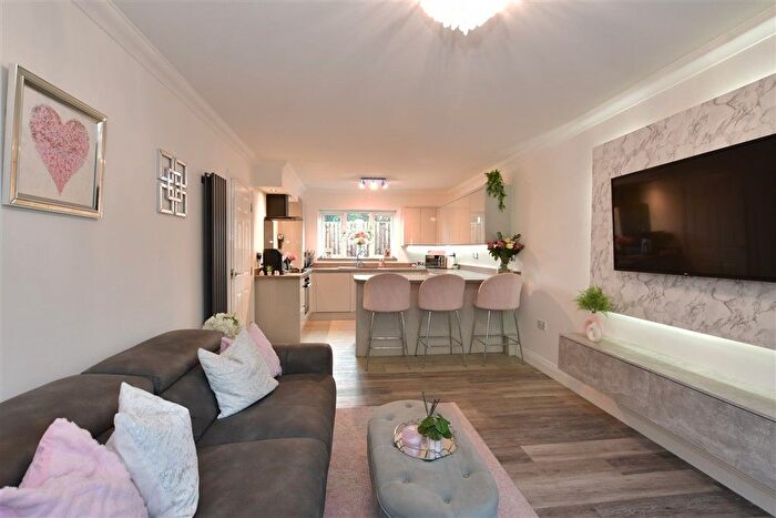 2 Bedroom Flat For Sale In Lower Southend Road, Wickford, Essex, SS11