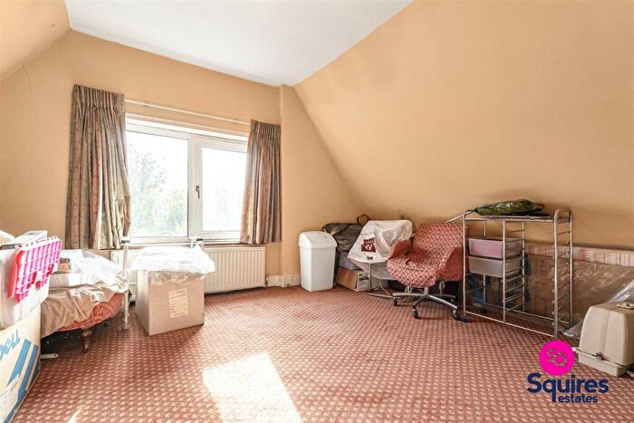 5 Bedroom Semi-Detached House For Sale In Granville Road, London, N12