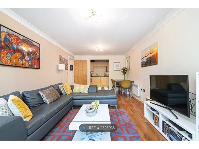 2 Bedroom Flat To Rent In Glebelands Close, London, N12