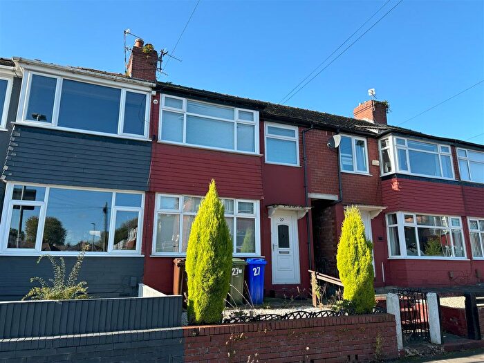 3 Bedroom Town House To Rent In Cornwall Road, Droylsden, Manchester, M43