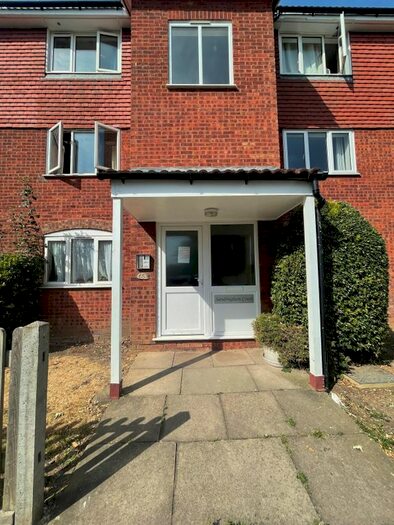 1 Bedroom Flat To Rent In Hewens Road, Hillingdon, Uxbridge, UB10