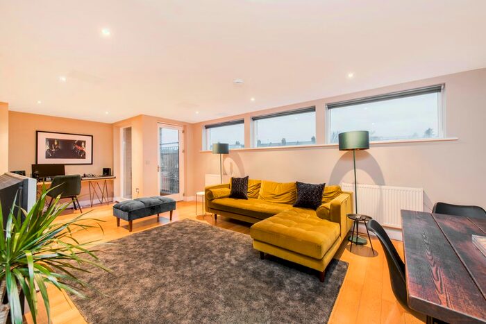 2 Bedroom Flat To Rent In Kilburn Lane, London, W10