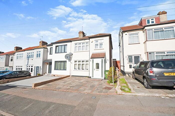 3 Bedroom End Of Terrace House For Sale In Gelsthorpe Road, Collier Row, Romford, RM5
