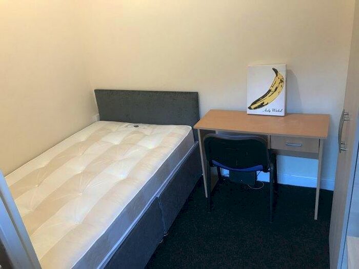 2 Bedroom Flat To Rent In Crookes Valley Road, S10