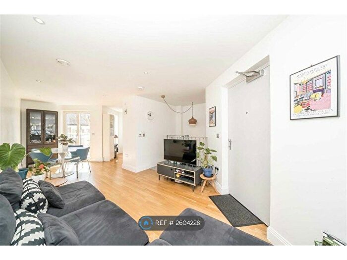 2 Bedroom Flat To Rent In Sadlers Court, London, SE1