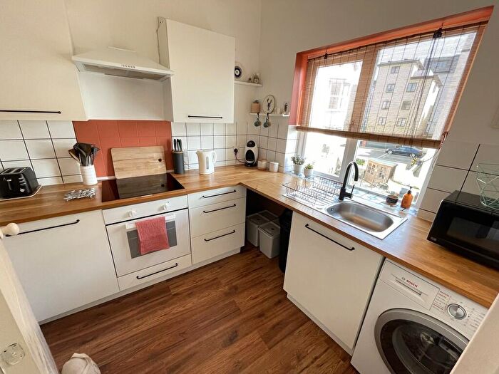 2 Bedroom Apartment To Rent In South Parade, Southsea, PO4