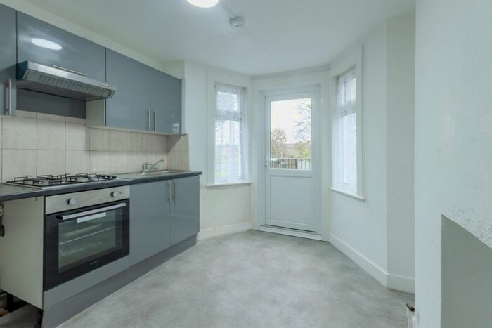 4 Bedroom Flat To Rent In Harlesden Gardens, Harlesden NW10