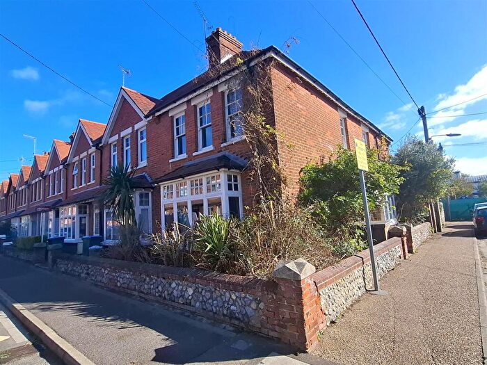 2 Bedroom End Of Terrace House For Sale In York Road, Littlehampton, BN17
