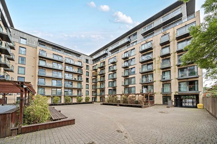 2 Bedroom Flat To Rent In High Street, Slough, SL1