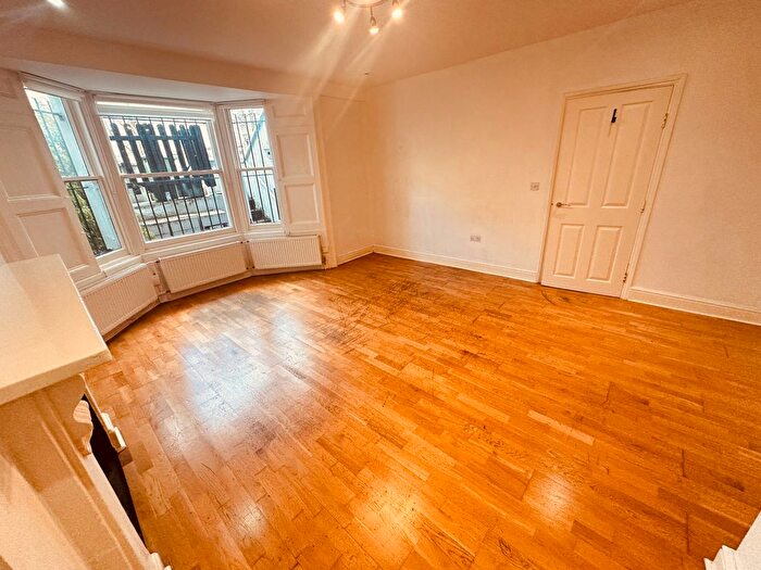 2 Bedroom Flat To Rent In Yonge Park, Finsbury Park, N4