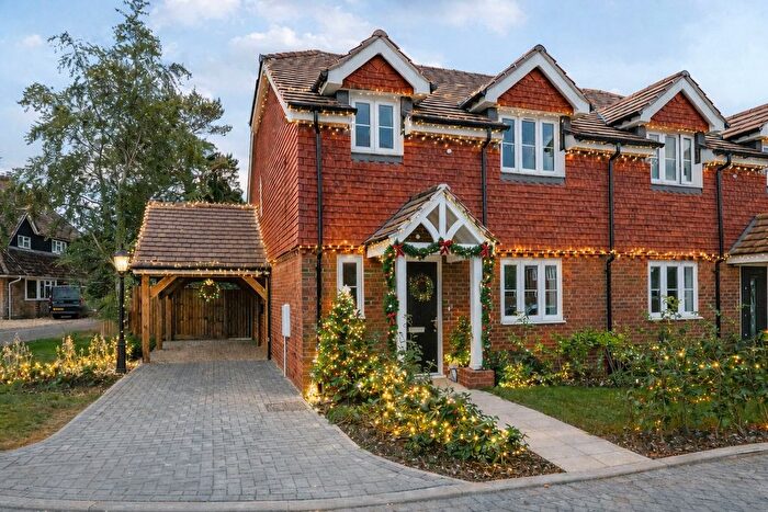 3 Bedroom Semi Detached House For Sale In Fuggle Hop Close, Tongham, Surrey, GU10