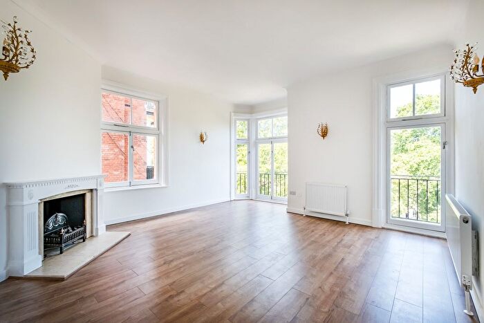 2 Bedroom Flat To Rent In Park Close, London, SW1X
