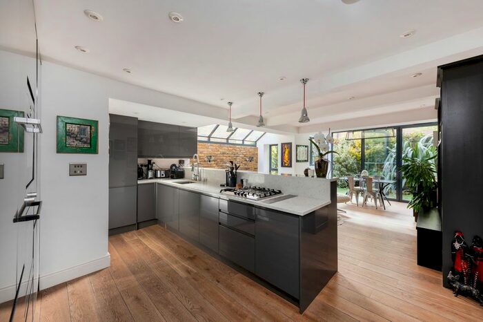 2 Bedroom Flat To Rent In Voltaire Road, London, SW4