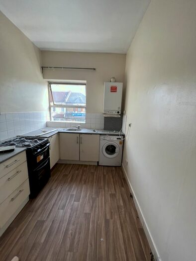 2 Bedroom Flat To Rent In Plashet Road, Newham, E13