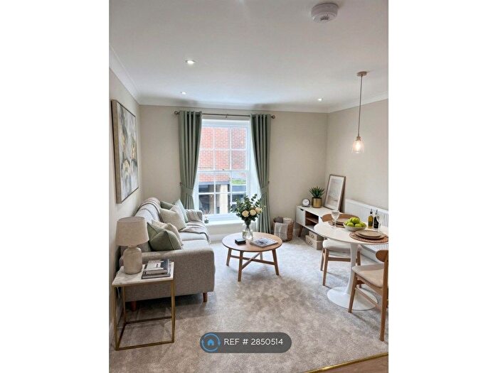 2 Bedroom Flat To Rent In St Cyriacs, Chichester, PO19