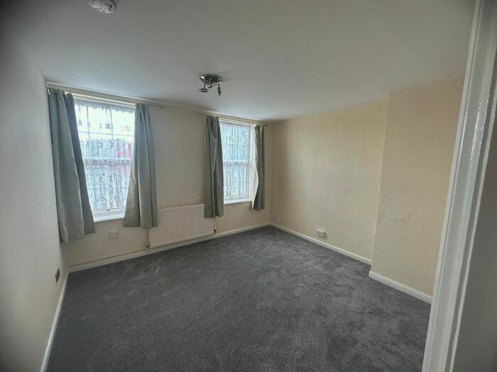 3 Bedroom Flat To Rent In Lodge Avenue, Dagenham, Essex, RM9