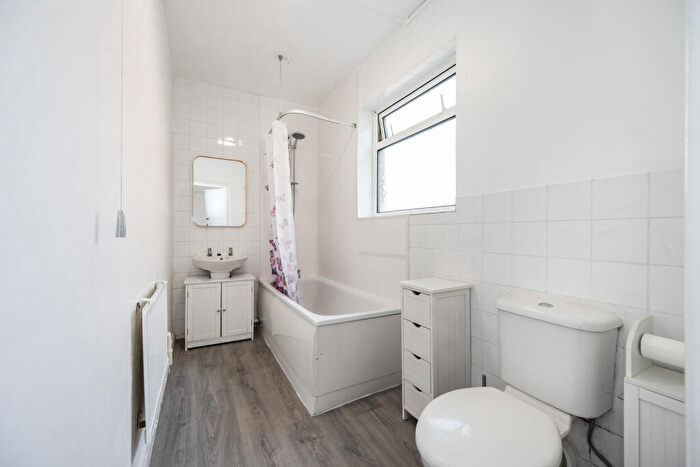 2 Bedroom Flat To Rent In Kingston Road, Portsmouth, Hampshire, PO2