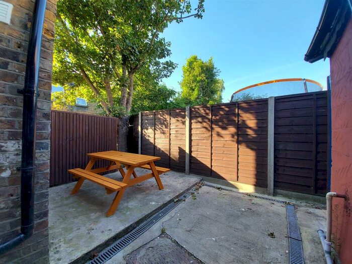 2 Bedroom Flat To Rent In Mitcham Road, Croydon, CR0