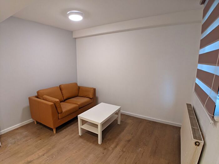 2 Bedroom Flat To Rent In Swinton Grove, Manchester, M13