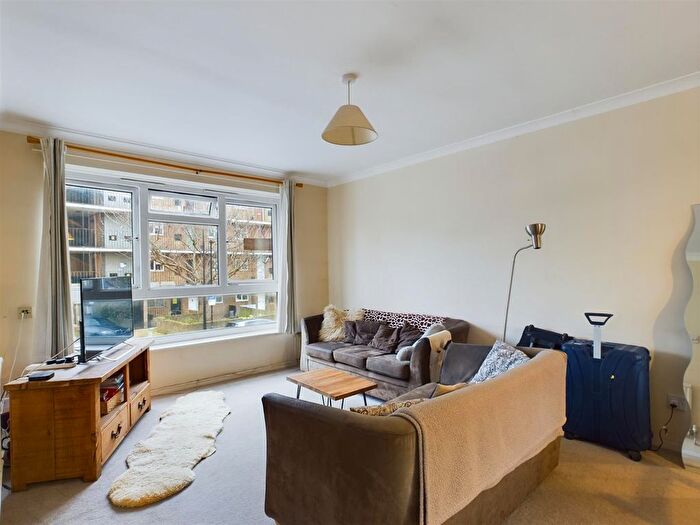 3 Bedroom Flat To Rent In Brierly Gardens, Bethnal Green, E2