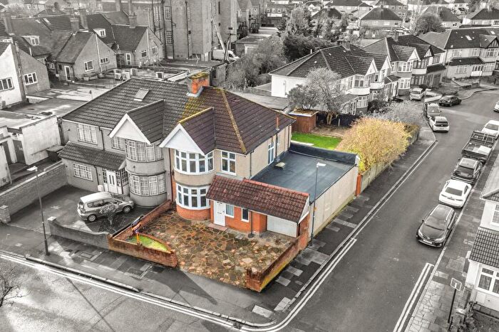 4 Bedroom Semi Detached House For Sale In Kenton Park Avenue, Harrow, HA3