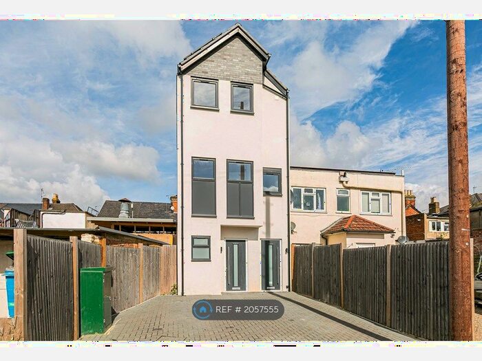 Studio To Rent In Service Road, Addlestone, KT15