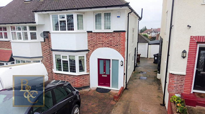 3 Bedroom Semi Detached House For Sale In Dove House Gardens, Chingford, E4