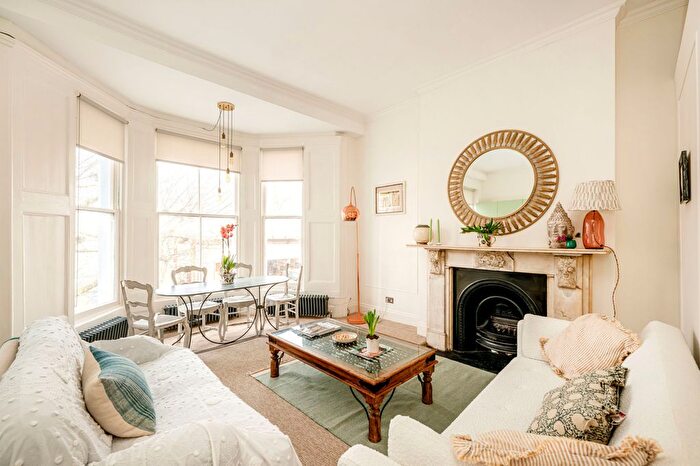 2 Bedroom Flat For Sale In Ladbroke Grove, London, W10