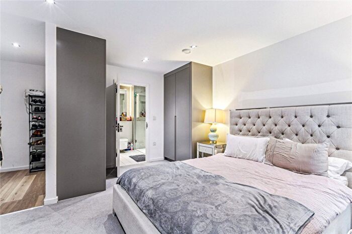 2 Bedroom Flat For Sale In Farm Lane, London, SW6