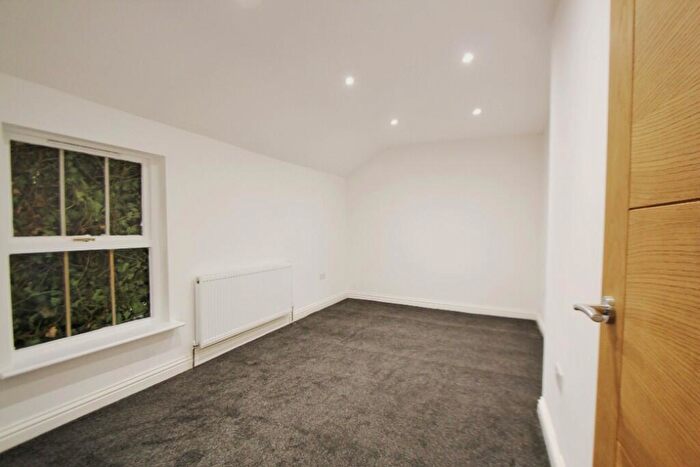 3 Bedroom Flat To Rent In High Road, Chigwell, Essex, IG7