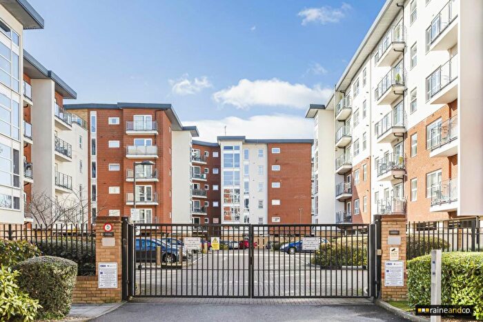 2 Bedroom Flat For Sale In Clarkson Court, Hatfield, AL10
