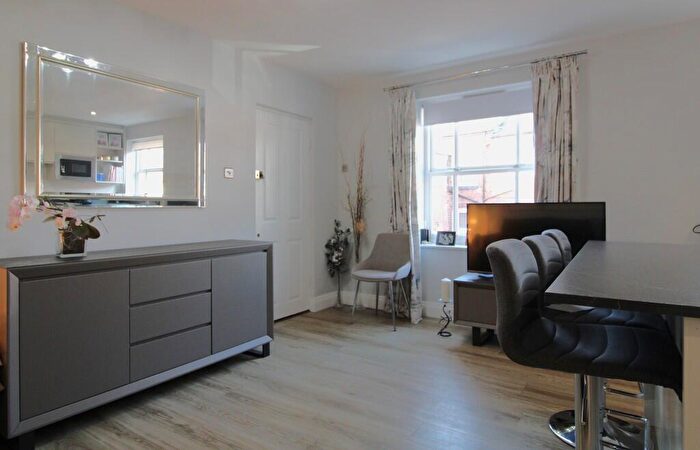1 Bedroom Flat To Rent In Clarence Mews, B17