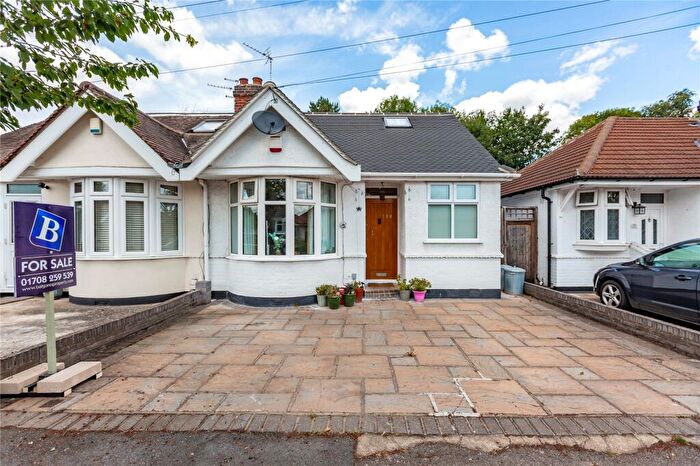 3 Bedroom Semi-Detached House For Sale In Howard Road, Upminster, RM14