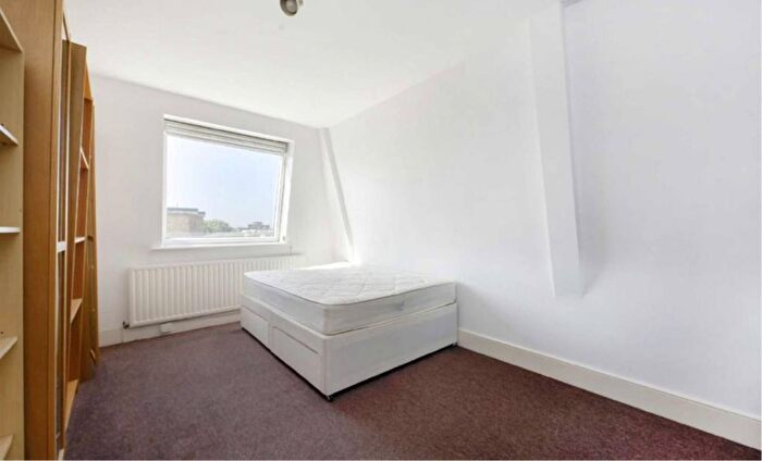 3 Bedroom Flat To Rent In Nevern Square, Earls Court, London, SW5