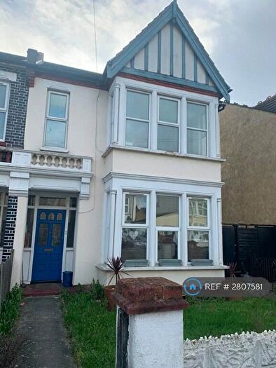 3 Bedroom Flat To Rent In Valkyrie Road, Westcliff-On-Sea, SS0