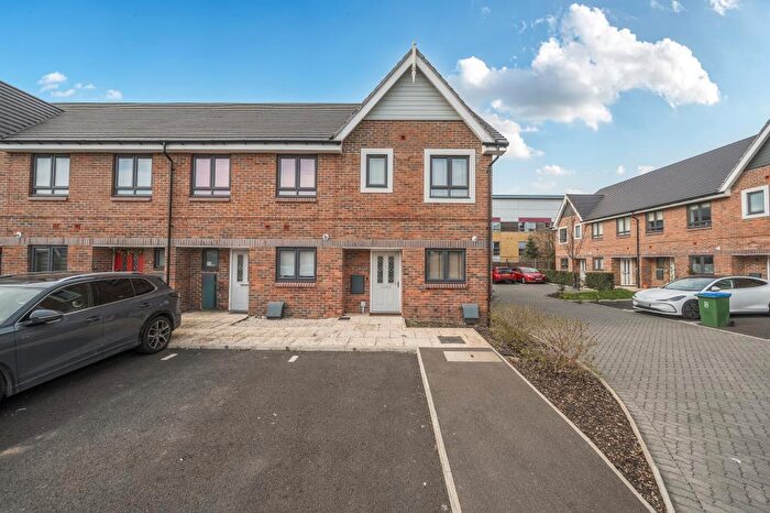 3 Bedroom Town House To Rent In Richardson Close, Aylesbury, HP19