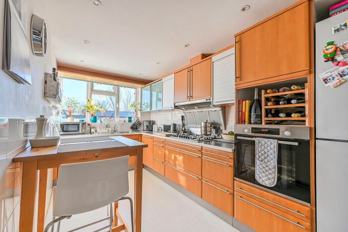 2 Bedroom Flat To Rent In St Johns Avenue, Putney, London, SW15